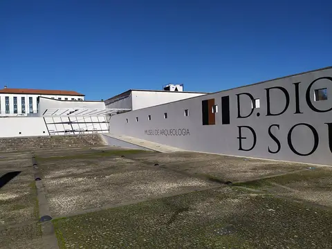 Fachada branca do Museu de Arqueologia Dom Diogo de Sousa, em Braga, sob céu azul