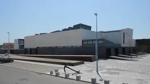 Exterior do Museu Marítimo de Ílhavo, edifício moderno com âncora na praça em frente