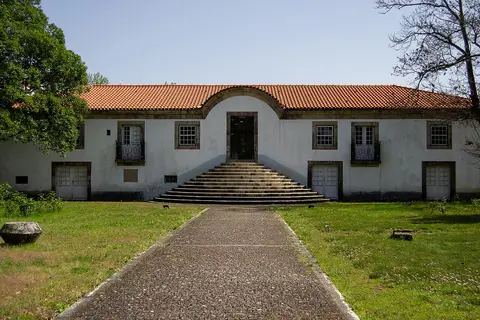 Fachada do Museu da Cultura Castreja, solar branco com escadaria central e jardim relvado
