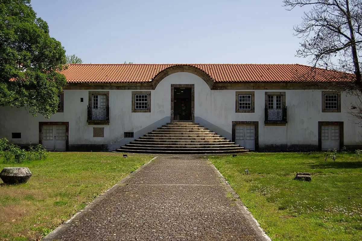 Fachada do Museu da Cultura Castreja, solar branco com escadaria central e jardim relvado