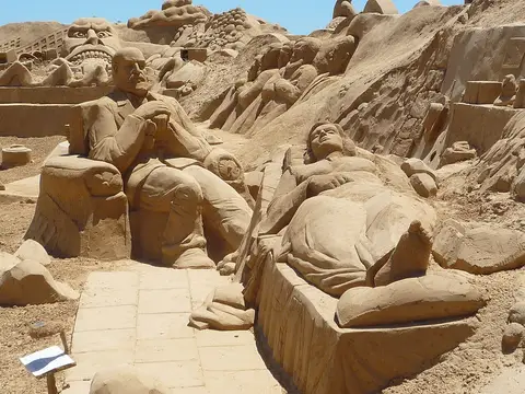 Esculturas de areia de grandes dimensões representando figuras humanas, no FIESA