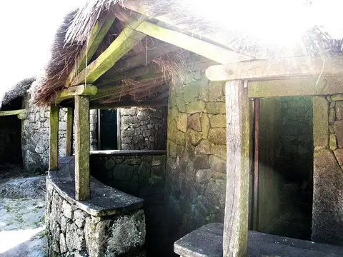 Casas reconstruídas de pedra com telhado de colmo na Citânia de Sanfins, Paços de Ferreira