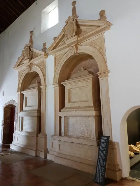 Túmulos renascentistas em arcos de pedra no interior da Igreja de Santa Maria do Castelo, Abrantes
