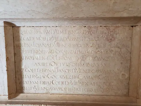 Lápide funerária em pedra com inscrição gravada, no interior da Igreja de Santa Maria do Castelo, Abrantes