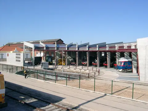 Rotunda de locomotivas do Museu Nacional Ferroviário do Entroncamento com comboios abrigados
