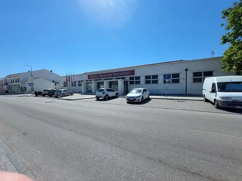 Fachada exterior do Museu Nacional Ferroviário com parque de estacionamento em frente