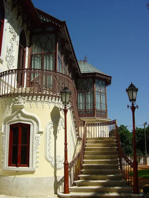 Fachada da Casa-Estúdio Carlos Relvas, com varanda de ferro forjado, vitrais e escadaria exterior