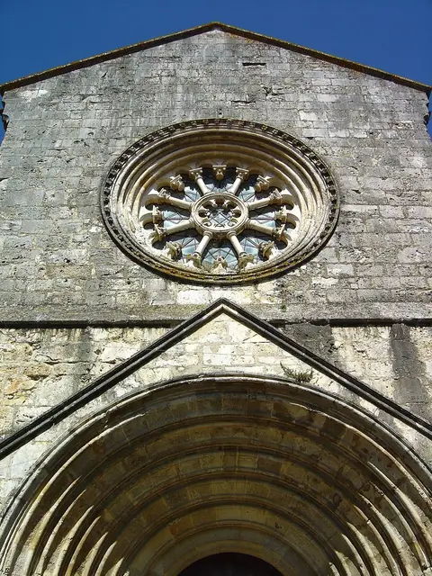 Fachada em pedra da Igreja de São João de Alporão, com rosácea e portal gótico em arco
