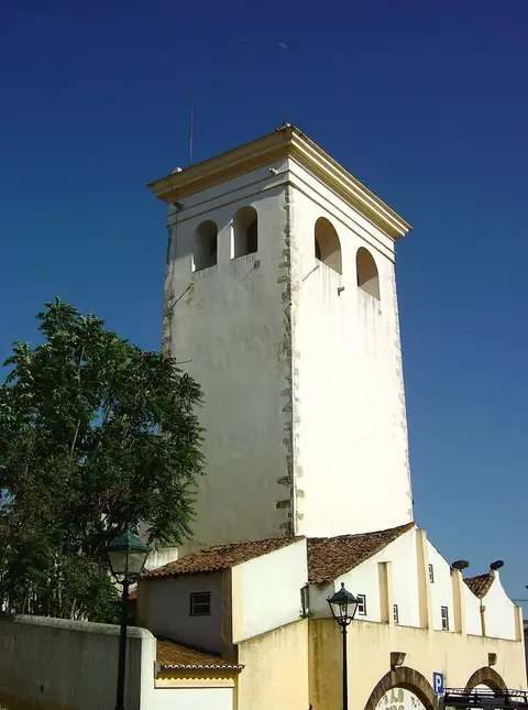 Torre das Cabaças, em Santarém, torre branca com arcos no topo contra céu azul