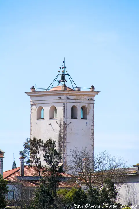 Torre das Cabaças, em Santarém, com estrutura metálica no topo e céu azul.