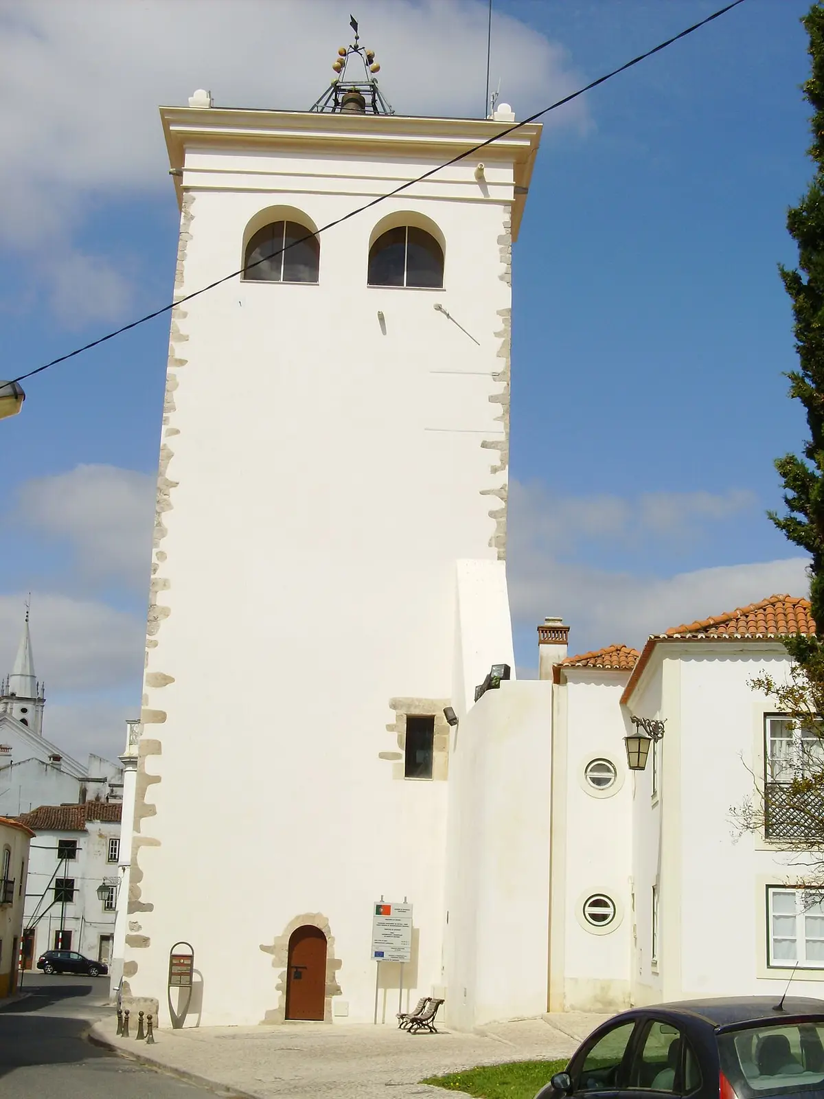 Torre das Cabaças, torre branca com sino e cabaças no topo, em Santarém