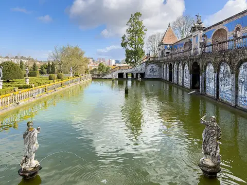 Tanque dos Cavaleiros com estátuas e galeria de azulejos no Jardim do Palácio Marquês de Fronteira