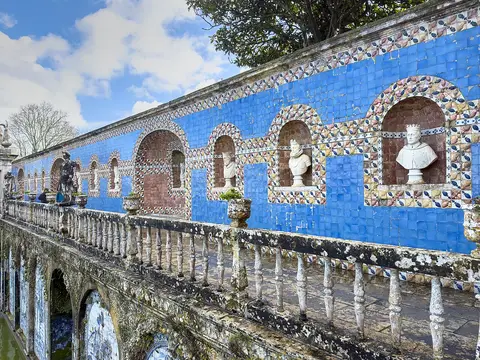 Galeria dos Reis do Palácio Fronteira: muro de azulejos azuis com bustos em nichos e balaustrada