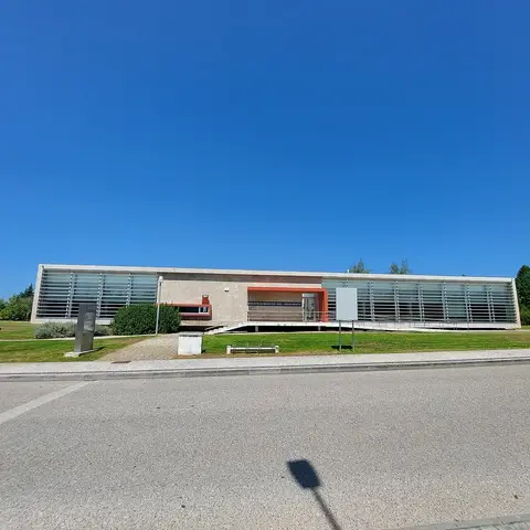 Fachada da Biblioteca Municipal Eng. Jorge Bento, em Condeixa-a-Nova, vista da rua sob céu azul
