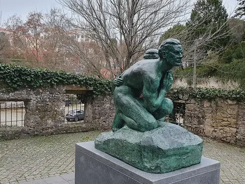 Escultura em bronze "Os Perseguidos", de Pedro Anjos Teixeira, no exterior do Museu Anjos Teixeira