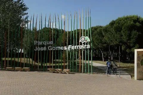 Entrada do Parque José Gomes Ferreira com letreiro e estrutura de varas coloridas