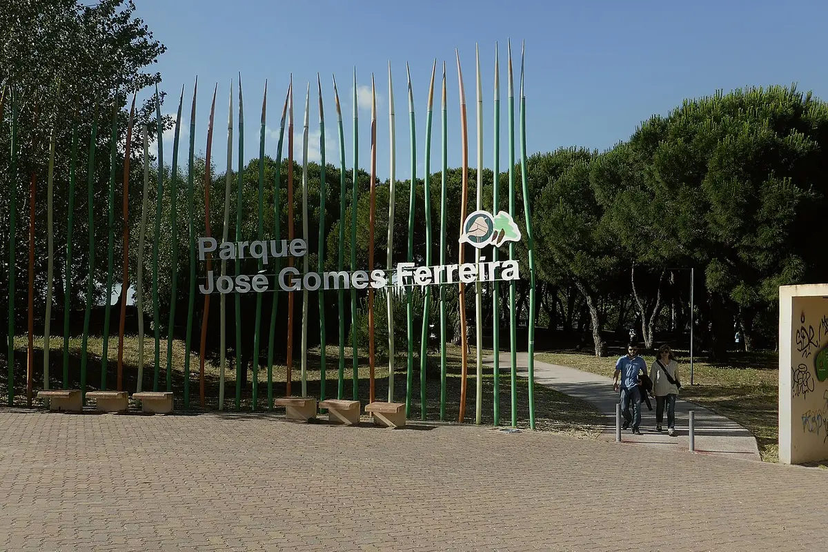 Entrada do Parque José Gomes Ferreira com letreiro e estrutura de varas coloridas