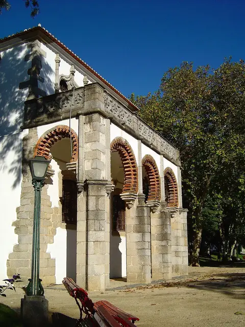 Fachada do Palácio de Dom Manuel em Évora, com arcos de ferradura e candeeiro no jardim