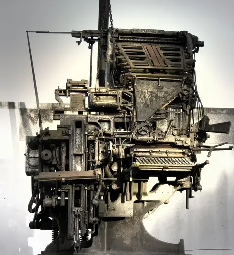 Antiga máquina de composição tipográfica Linotype exposta no Museu Nacional da Imprensa