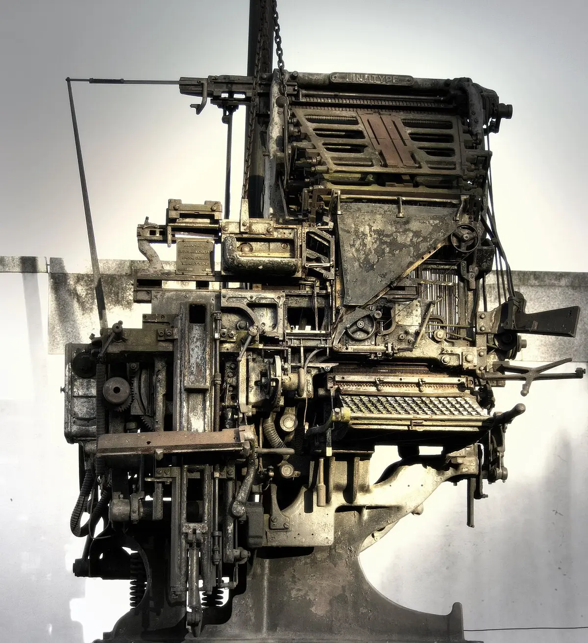 Antiga máquina de composição tipográfica Linotype exposta no Museu Nacional da Imprensa
