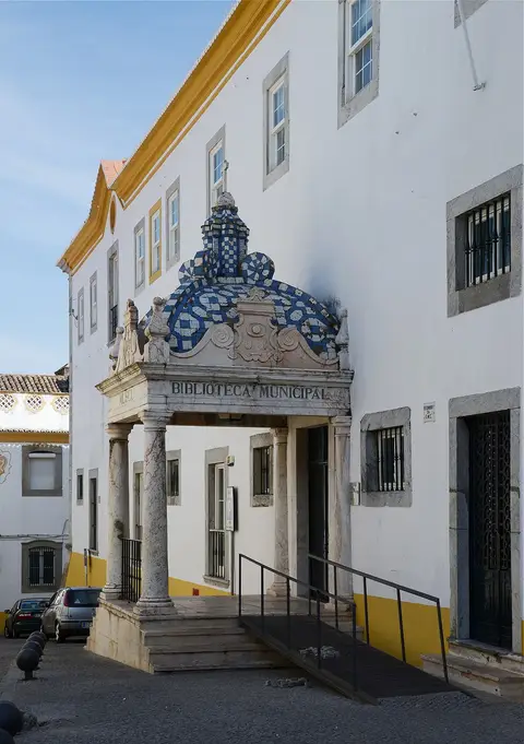 Entrada da Biblioteca Municipal de Elvas, com pórtico decorado com azulejos azuis e brancos.