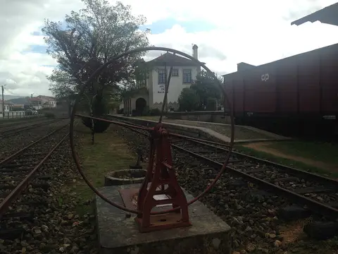 Estação Ferroviária de Arco de Baúlhe com agulha manual em primeiro plano e vagão da CP