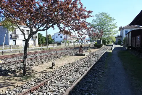 Linhas férreas e vagão antigo na antiga estação ferroviária de Arco de Baúlhe