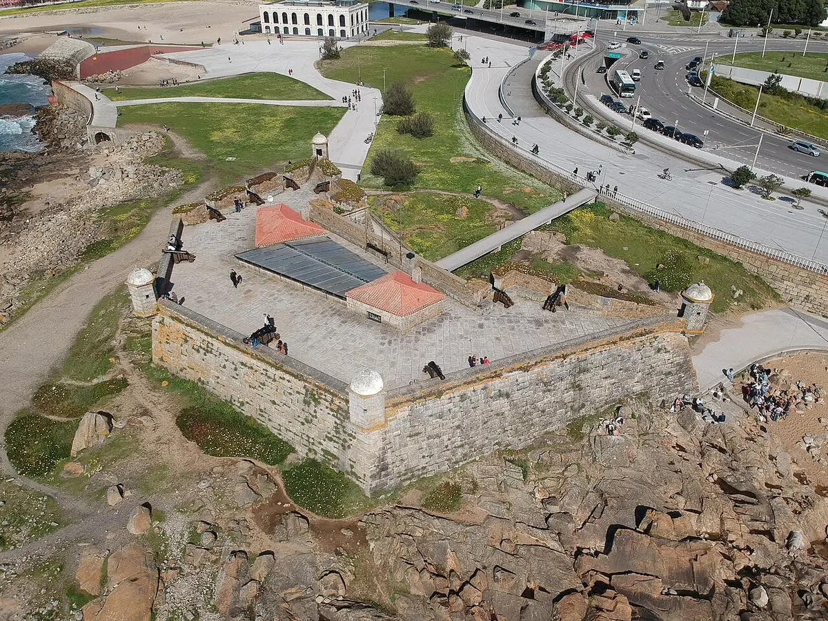 Vista aérea do Forte de São Francisco Xavier (Castelo do Queijo), junto às rochas da costa do Porto