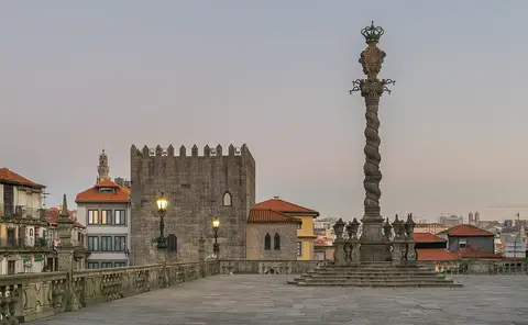 Pelourinho e Casa da Câmara no Terreiro da Sé, no Porto, ao entardecer
