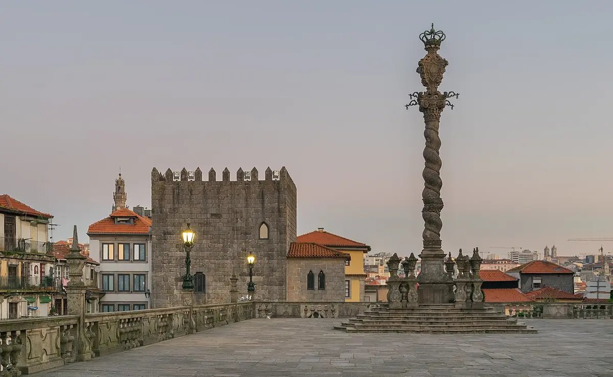 Pelourinho e Casa da Câmara no Terreiro da Sé, no Porto, ao entardecer