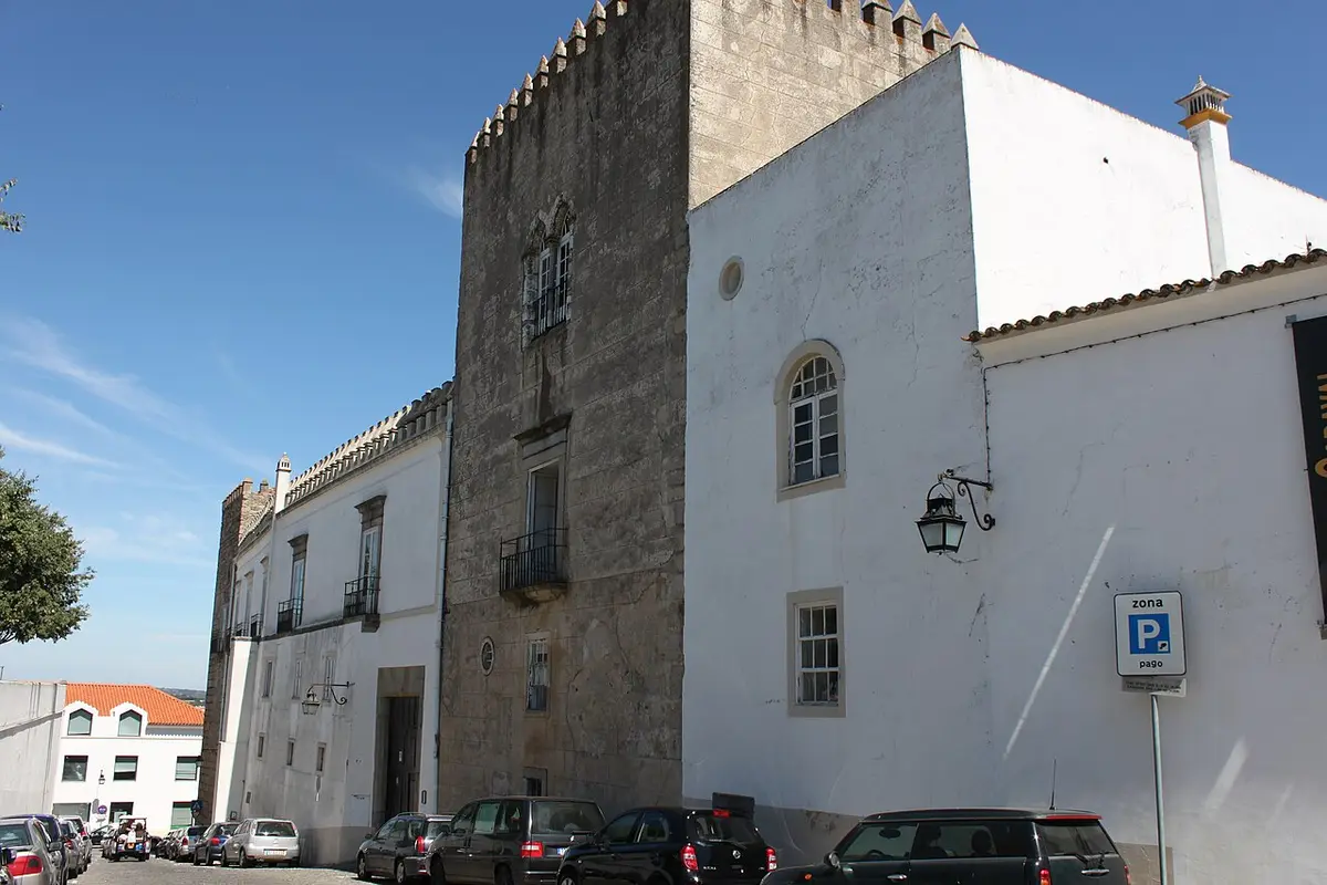 Fachada do Palácio dos Duques de Cadaval, em Évora, com torre ameada e paredes caiadas