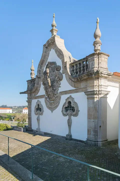Fachada barroca em pedra e branco do Mosteiro de Santo Tirso, onde se situa o museu municipal