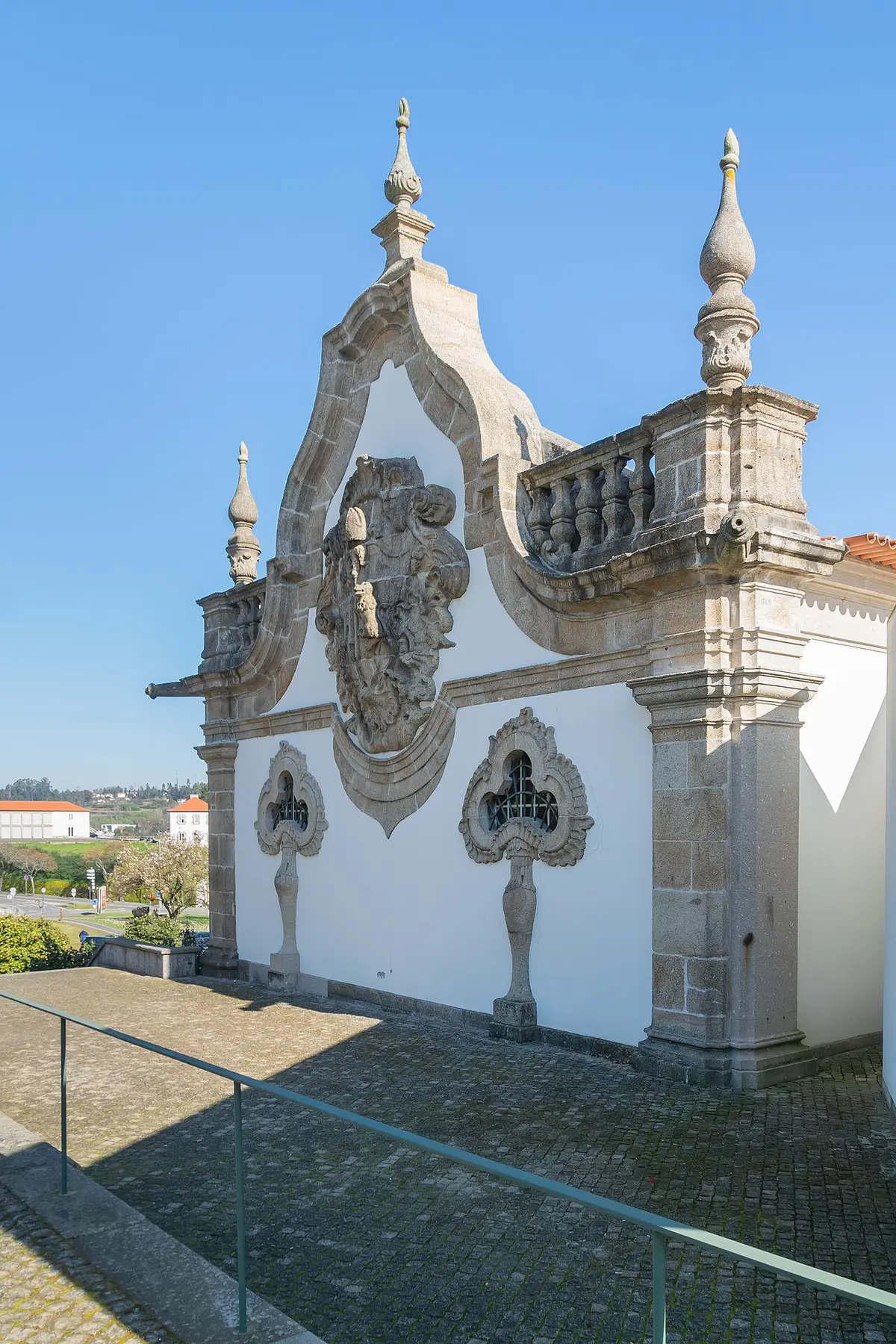 Fachada barroca em pedra e branco do Mosteiro de Santo Tirso, onde se situa o museu municipal