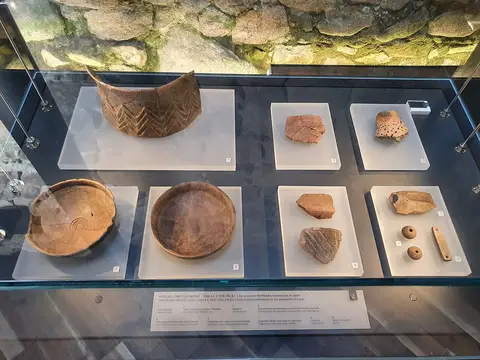 Vitrina de museu com cerâmicas e fragmentos da Idade do Cobre e do Bronze