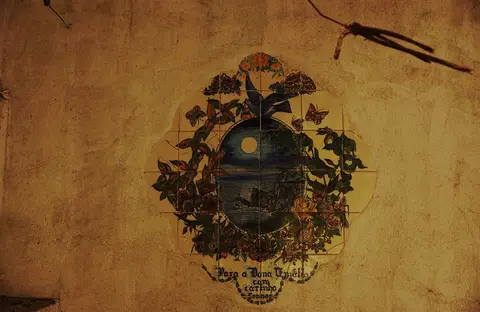 Painel de azulejos decorativo numa parede, com dedicatória a Amália Rodrigues