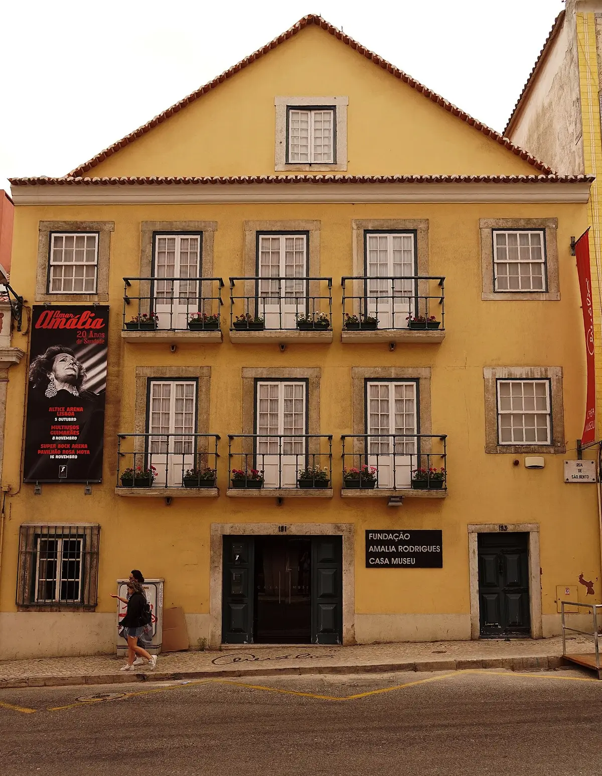 Fachada amarela da Casa-Museu Amália Rodrigues, na Rua de São Bento, em Lisboa