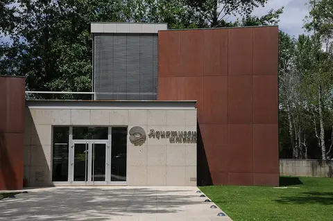 Entrada do Aquamuseu do Rio Minho, edifício moderno em pedra e placas metálicas, com letreiro