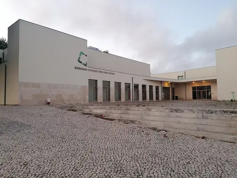 Exterior da Biblioteca Municipal de Santa Maria da Feira, com letreiro e esplanada em calçada