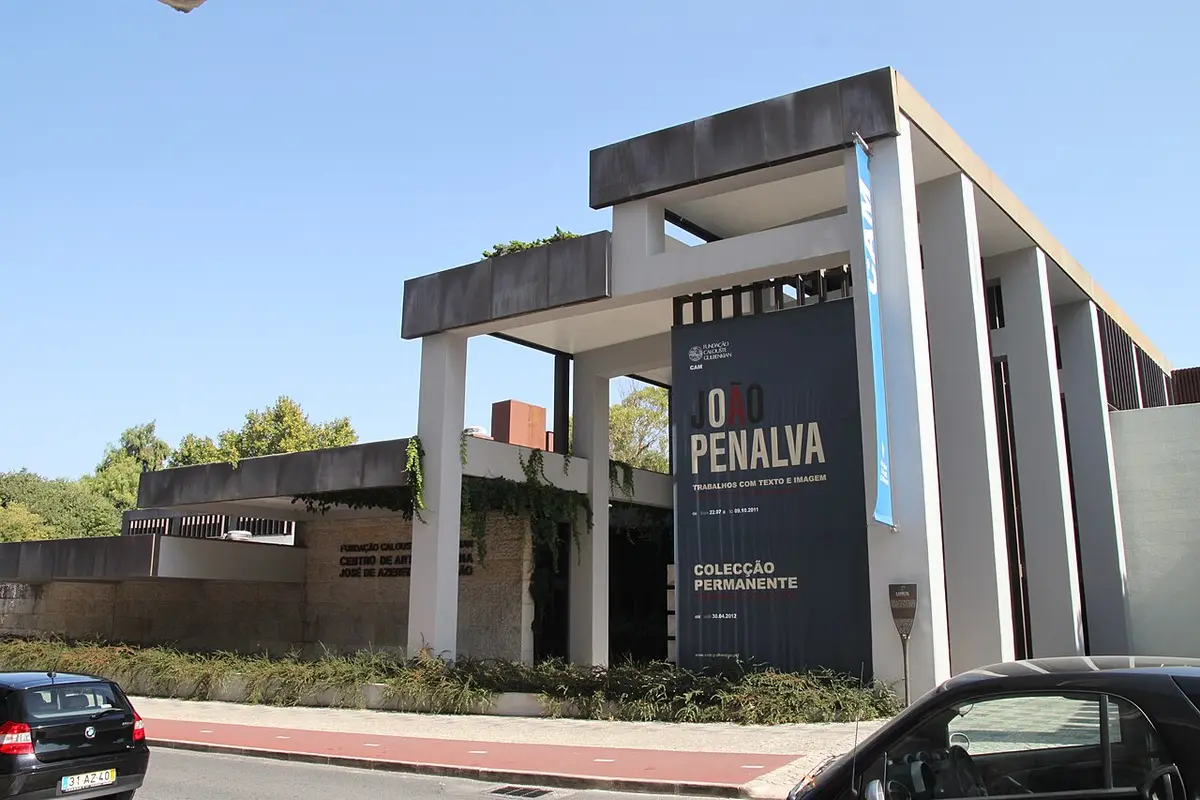 Entrada do Centro de Arte Moderna da Fundação Calouste Gulbenkian, com cartaz de exposição