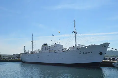 Navio-hospital Gil Eannes, branco, atracado no porto de Viana do Castelo sob céu azul