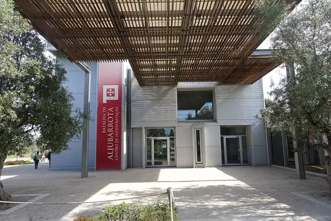 Entrada do Centro de Interpretação da Batalha de Aljubarrota, com pala de madeira e letreiro vermelho