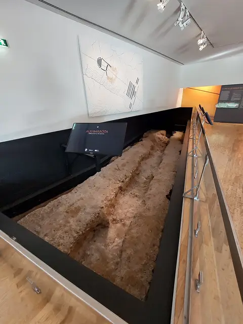 Sala do Centro de Interpretação da Batalha de Aljubarrota com escavação arqueológica preservada sob passadiço