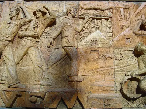 Baixo-relevo em cerâmica com figuras de operários e cenas de fábrica, no Museu de Cerâmica de Sacavém
