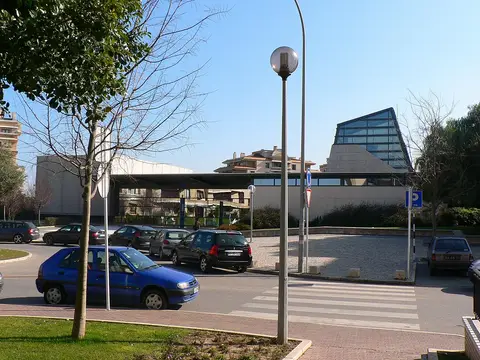 Edifício moderno do Museu de Cerâmica de Sacavém com cobertura envidraçada, visto do parque de estacionamento