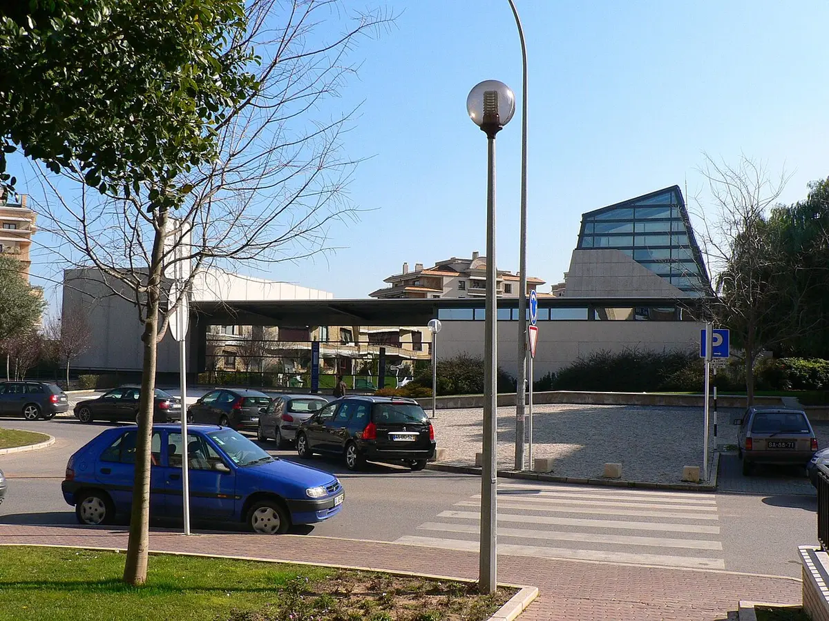Edifício moderno do Museu de Cerâmica de Sacavém com cobertura envidraçada, visto do parque de estacionamento