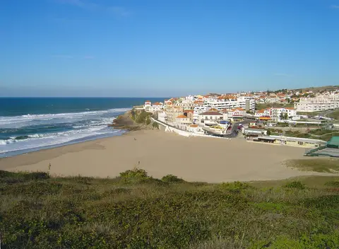 Vista panorâmica da Praia das Maçãs com o areal, o mar e as casas da povoação ao fundo