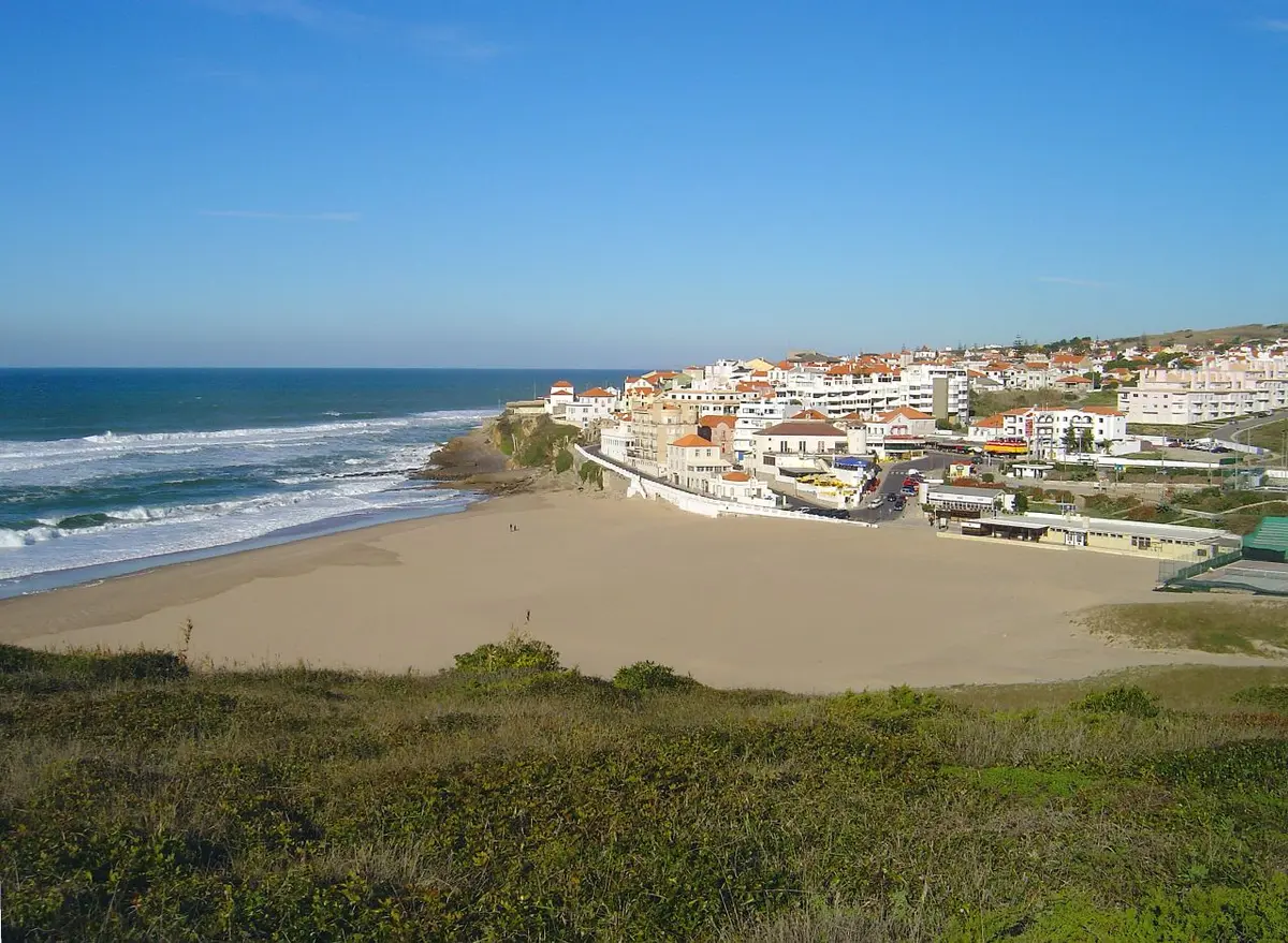 Vista panorâmica da Praia das Maçãs com o areal, o mar e as casas da povoação ao fundo