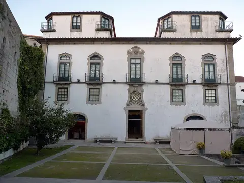 Fachada barroca da Casa-Museu Guerra Junqueiro vista do jardim, com varandas de ferro e portal ornamentado