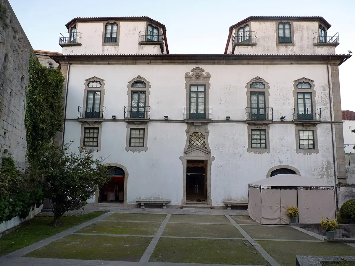 Fachada barroca da Casa-Museu Guerra Junqueiro vista do jardim, com varandas de ferro e portal ornamentado