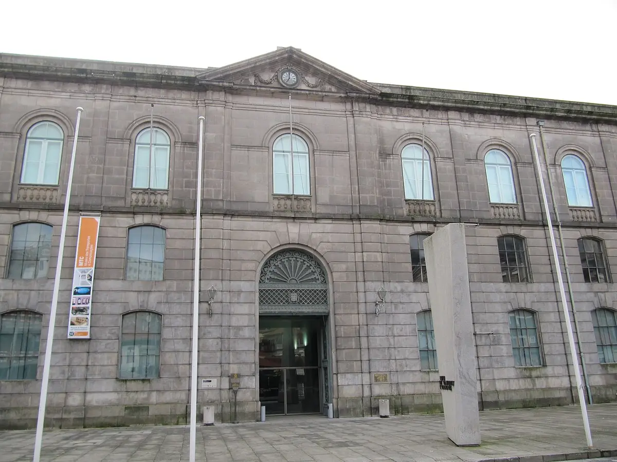 Fachada em pedra do Museu dos Transportes e Comunicações, no Porto, com entrada central em arco